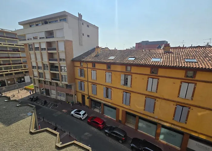 Attractive T2 - Right In The Center