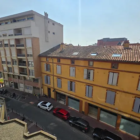 Attractive T2 - Right In The Center